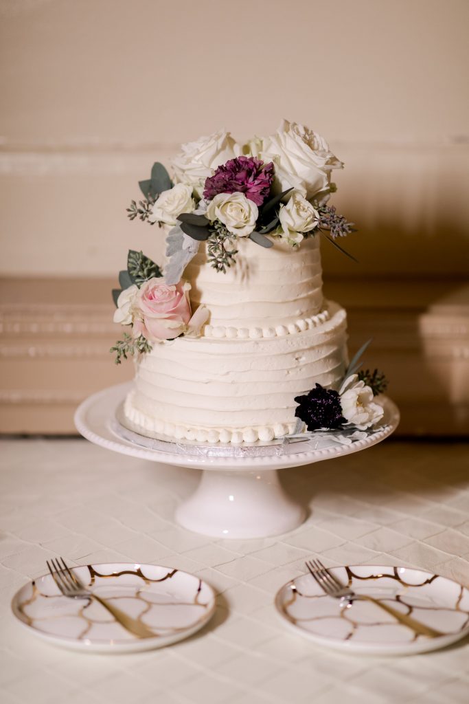 grey-green, plum, cream and a hint of blush, traditional, modern, winter wedding, roses, spray roses, ranunculus, cake.