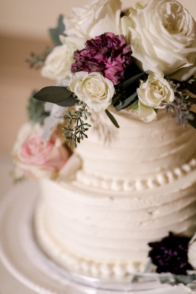 grey-green, plum, cream and a hint of blush, traditional, modern, winter wedding, roses, spray roses, ranunculus, cake.