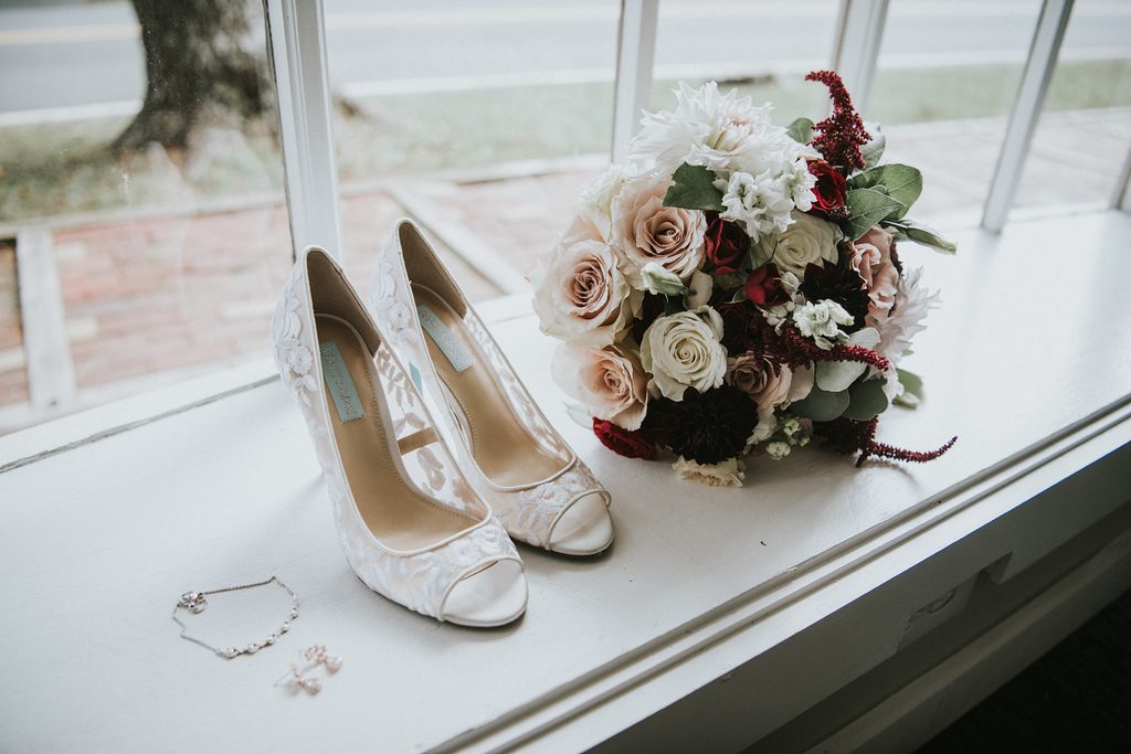 Rustic, country, burgundy, white, burlap, beige, roses, dahlias, spray roses, details, bridal bouquets.