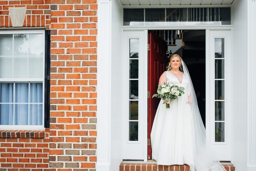 Fall wedding, lehigh valley wedding, golf course wedding, rustic barn, lavender, wheat, casual, laid back, floral details, bridal bouquet.